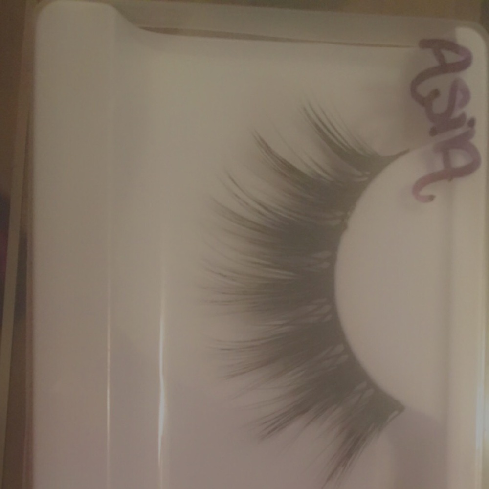 Lashes! - Picture 2 of 4